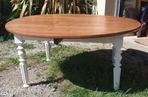 table basse (initialement haute) à rabats de famille personnalisée - plateau brut et piétement peint crème - projet réalisé en 2025 pour une amie sur Ligné (44)