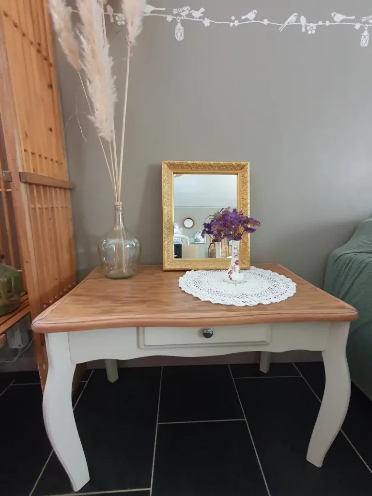 table basse de ferme relookée, plateau repatiné bois et piétement repeint en crème dans le pays d'Ancenis en Loire Atlantique (44)