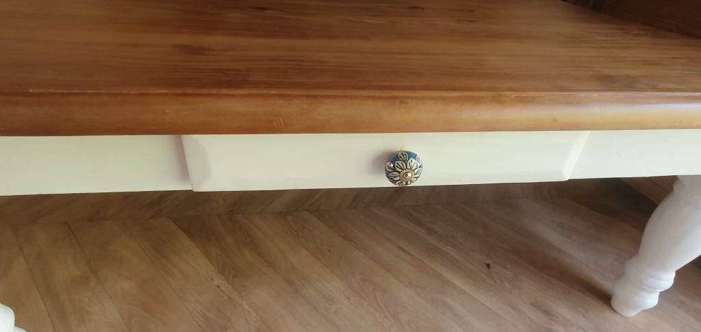 table basse en pin relookée. 1 tiroir retapissé et piétement repeint dans une couleur naturelle. plateau protégé par fondur et vernis mat incolore.