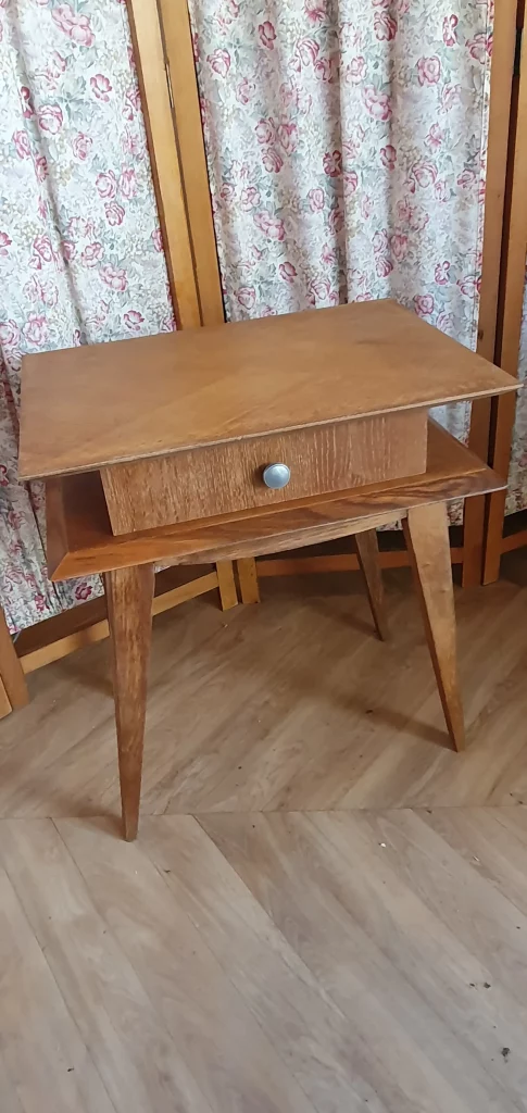 chevet années 60 pied compas à relooker selon vos envies. peut être peint, ou laissé au naturel avec un vernis. C'est vous qui décidez!