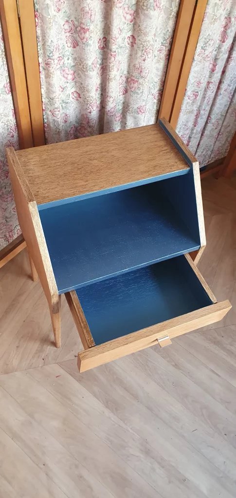 Chevet années 60 pied compas et niche peinte en bleu électrique. A été décapé et protégé avec un vernis mat incolore.
