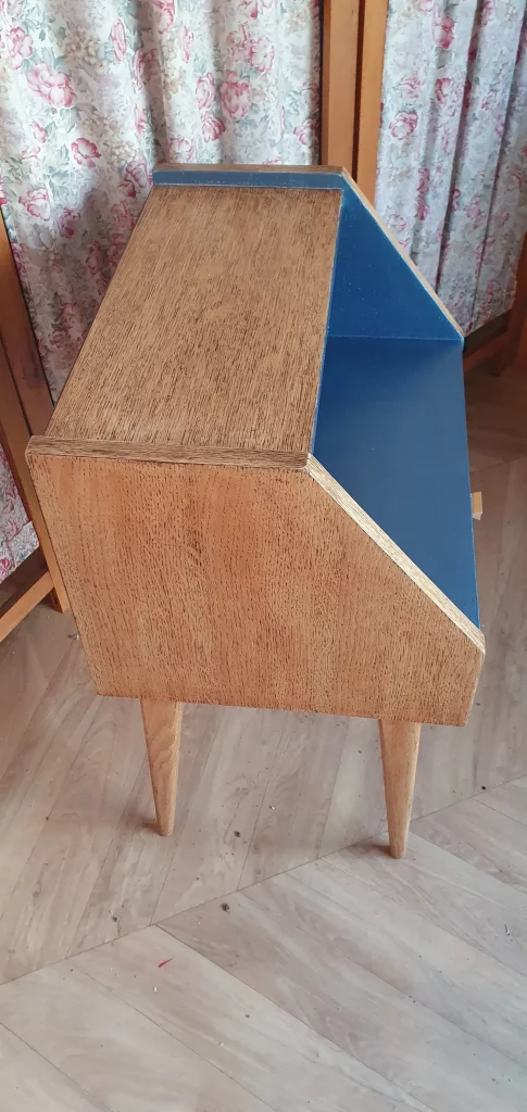 Chevet années 60 pied compas et niche peinte en bleu électrique. A été décapé et protégé avec un vernis mat incolore.