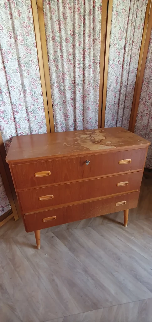 commode scandinave 3 tiroirs à relooker selon vos envies. Peut être peint, ou laissé au naturel avec juste une teinture ou un vernis. C'est vous qui décidez!