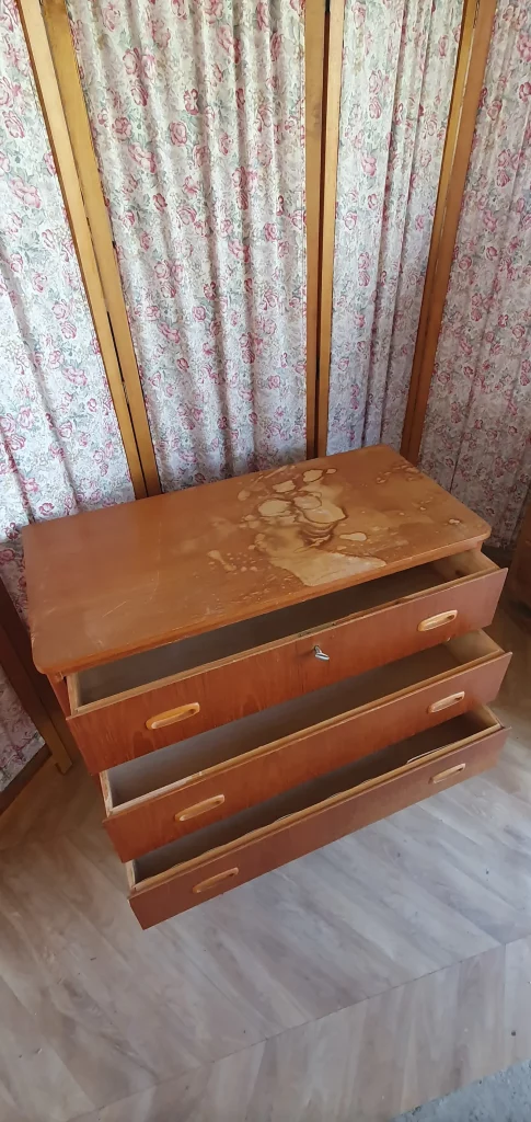 commode scandinave 3 tiroirs à relooker selon vos envies. Peut être peint, ou laissé au naturel avec juste une teinture ou un vernis. C'est vous qui décidez!