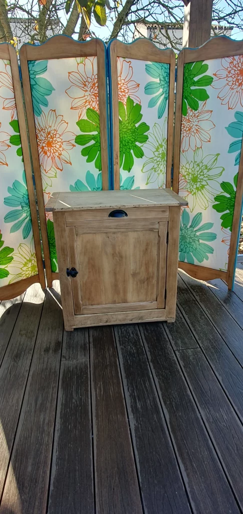 Confiturier avec 1 tiroir et une porte relooké. A été décapé pour faire apparaître son bois authentique et protégé avec un vernis mat incolore.