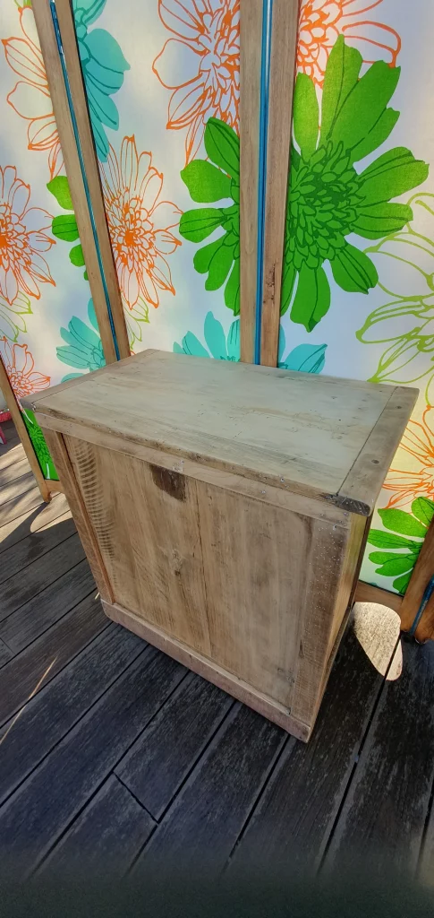 Confiturier avec 1 tiroir et une porte relooké. A été décapé pour faire apparaître son bois authentique et protégé avec un vernis mat incolore.