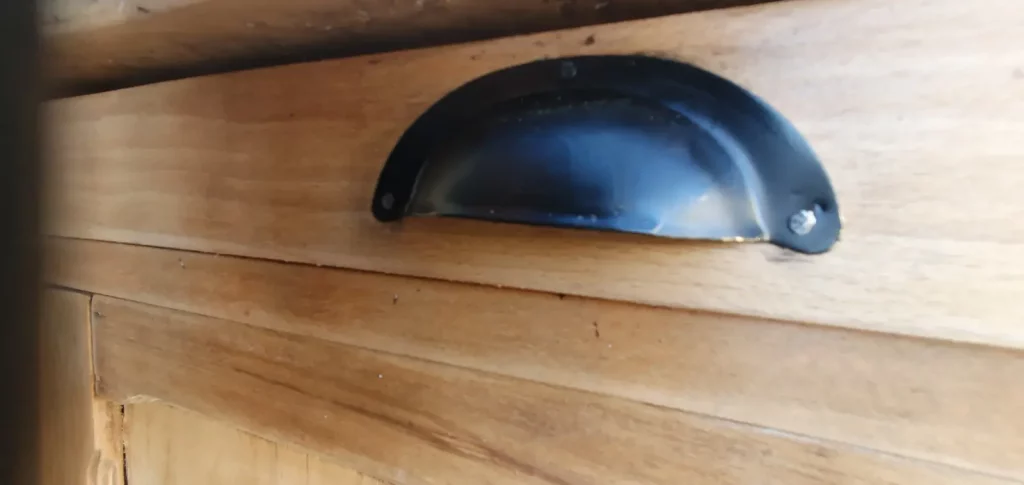 Confiturier avec 1 tiroir et une porte relooké. A été décapé pour faire apparaître son bois authentique et protégé avec un vernis mat incolore.