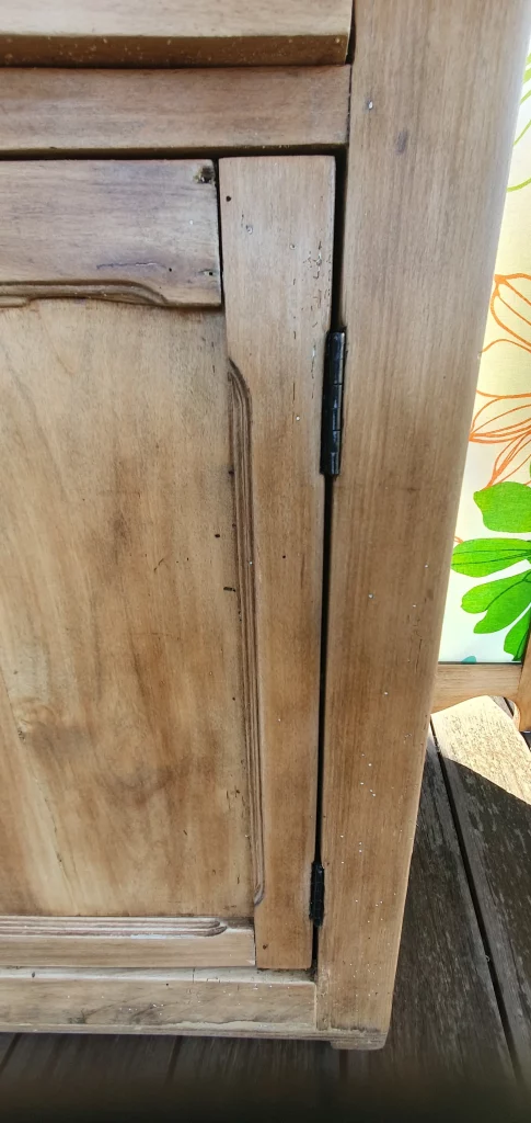 Confiturier avec 1 tiroir et une porte relooké. A été décapé pour faire apparaître son bois authentique et protégé avec un vernis mat incolore.