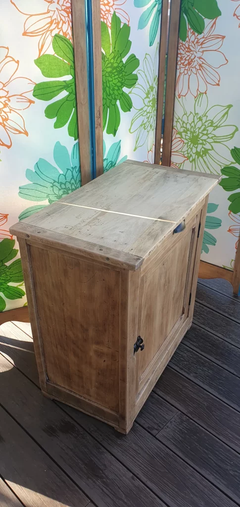 Confiturier avec 1 tiroir et une porte relooké. A été décapé pour faire apparaître son bois authentique et protégé avec un vernis mat incolore.