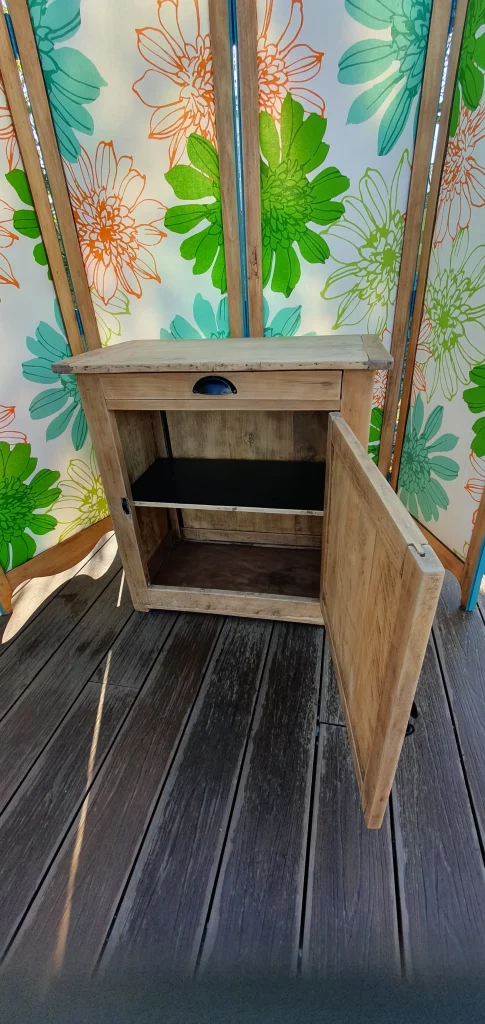 Confiturier avec 1 tiroir et une porte relooké. A été décapé pour faire apparaître son bois authentique et protégé avec un vernis mat incolore.