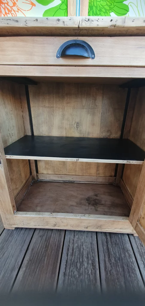 Confiturier avec 1 tiroir et une porte relooké. A été décapé pour faire apparaître son bois authentique et protégé avec un vernis mat incolore.