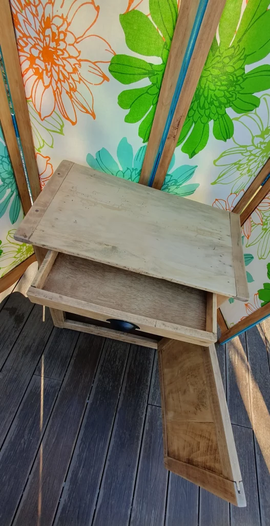 Confiturier avec 1 tiroir et une porte relooké. A été décapé pour faire apparaître son bois authentique et protégé avec un vernis mat incolore.