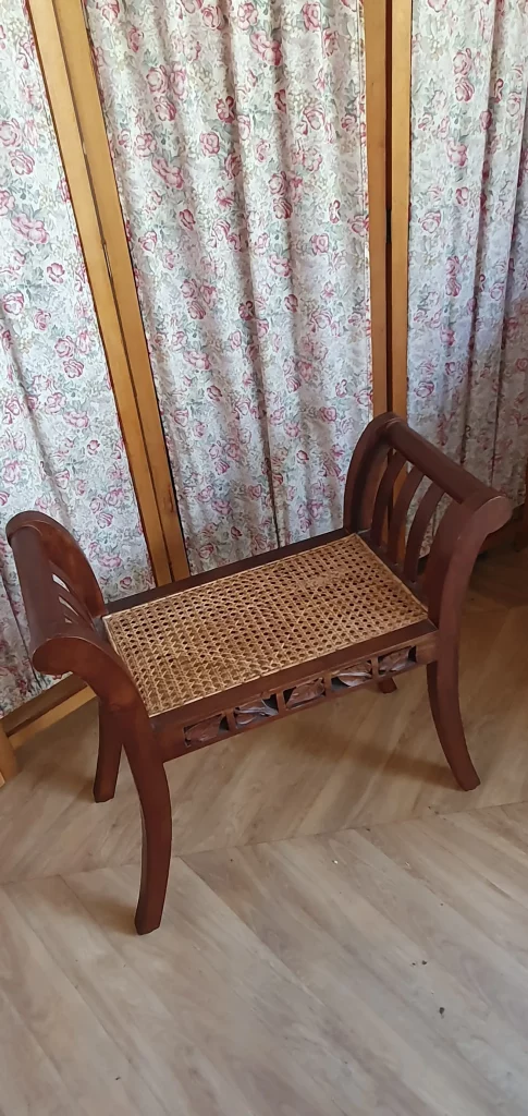 Curule avec assise cannée à relooker selon vos envies. Peut être peinte, ou laissée au naturel avec juste une teinture ou un vernis. C'est vous qui décidez!