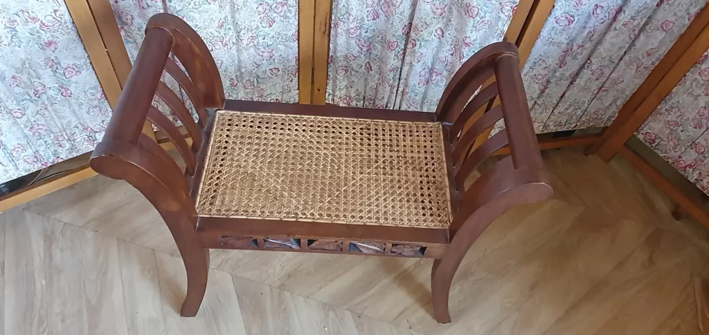 Curule avec assise cannée à relooker selon vos envies. Peut être peinte, ou laissée au naturel avec juste une teinture ou un vernis. C'est vous qui décidez!