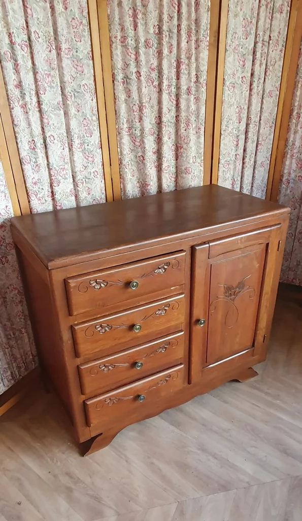 Meuble art déco pied moustache à relooker selon vos envies. Peut être peint, ou laissé au naturel avec juste une teinture ou un vernis. C'est vous qui décidez!