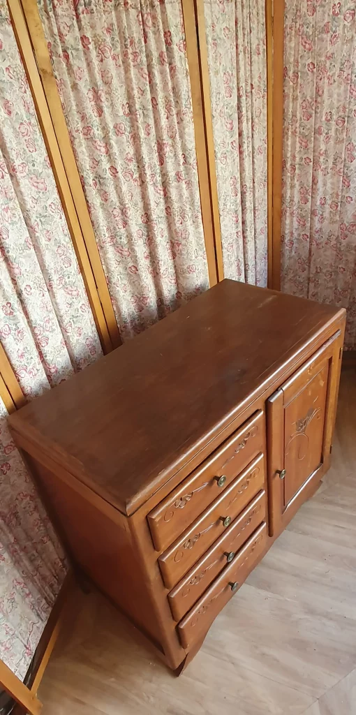 Meuble art déco pied moustache à relooker selon vos envies. Peut être peint, ou laissé au naturel avec juste une teinture ou un vernis. C'est vous qui décidez!