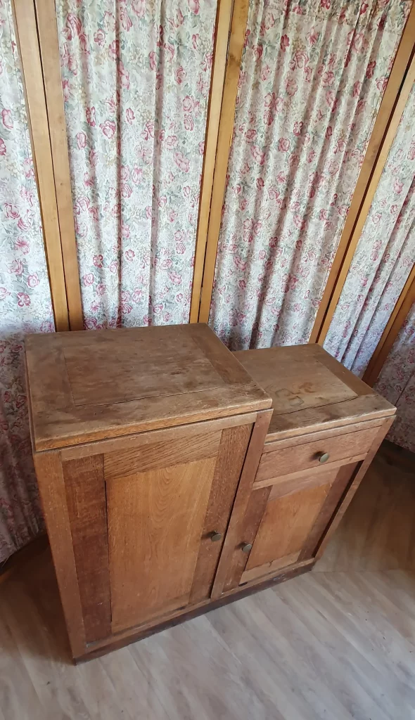 Buffet asymétrique à relooker selon vos envies. Peut être peint, ou laissé au naturel avec juste une teinture ou un vernis. C'est vous qui décidez!