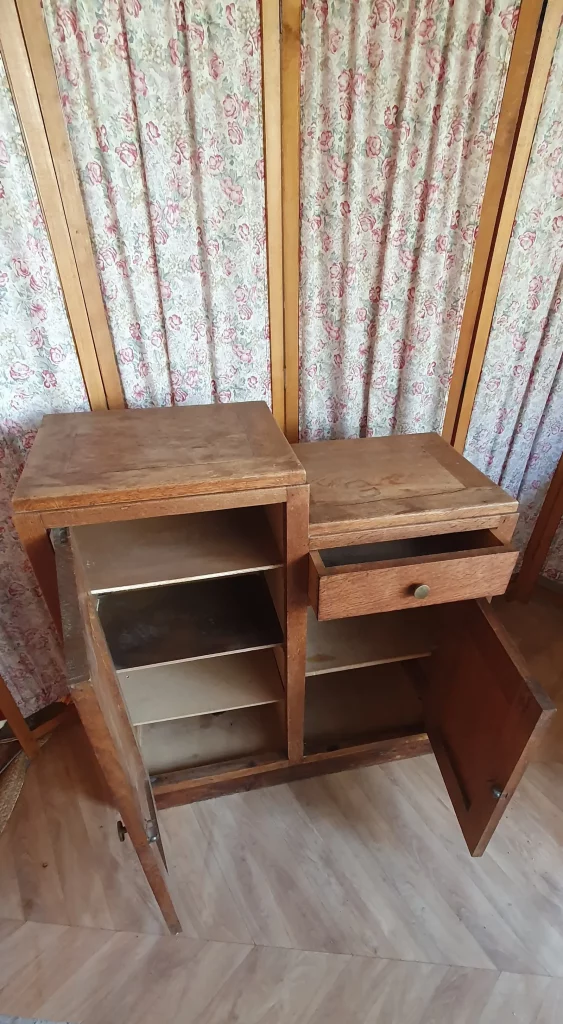 Buffet asymétrique à relooker selon vos envies. Peut être peint, ou laissé au naturel avec juste une teinture ou un vernis. C'est vous qui décidez!