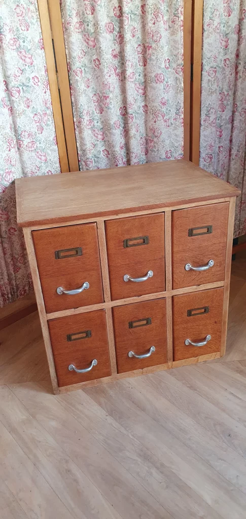 Meuble de métier à poser, relooké, à 6 casiers coulissants. A été décapé et protégé par un vernis mat incolore.