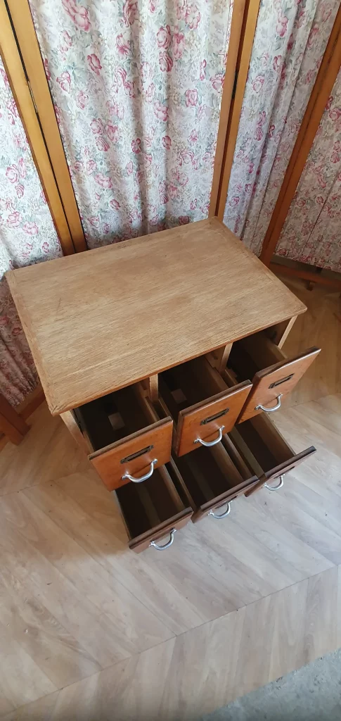 Meuble de métier à poser, relooké, à 6 casiers coulissants. A été décapé et protégé par un vernis mat incolore.