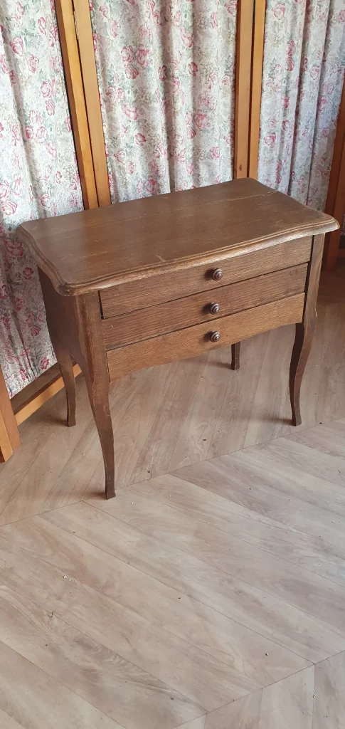 Petit meuble d'entrée à relooker selon vos envies. Peut être peint ou laissé au naturel, juste décapé et vernis. C'est vous qui décidez!