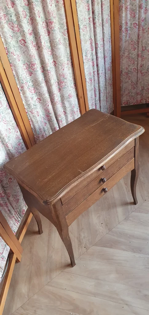 Petit meuble d'entrée à relooker selon vos envies. Peut être peint ou laissé au naturel, juste décapé et vernis. C'est vous qui décidez!