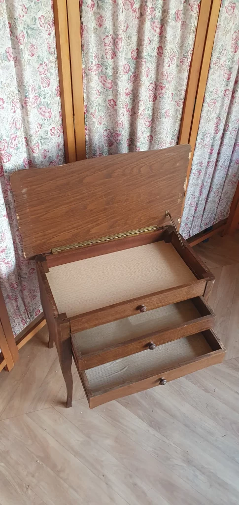 Petit meuble d'entrée à relooker selon vos envies. Peut être peint ou laissé au naturel, juste décapé et vernis. C'est vous qui décidez!