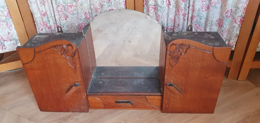 Armoire de toilette art déco à relooker selon vos envies. Peut être peinte ou laissée au naturel, juste décapée et vernis. C'est vous qui décidez!