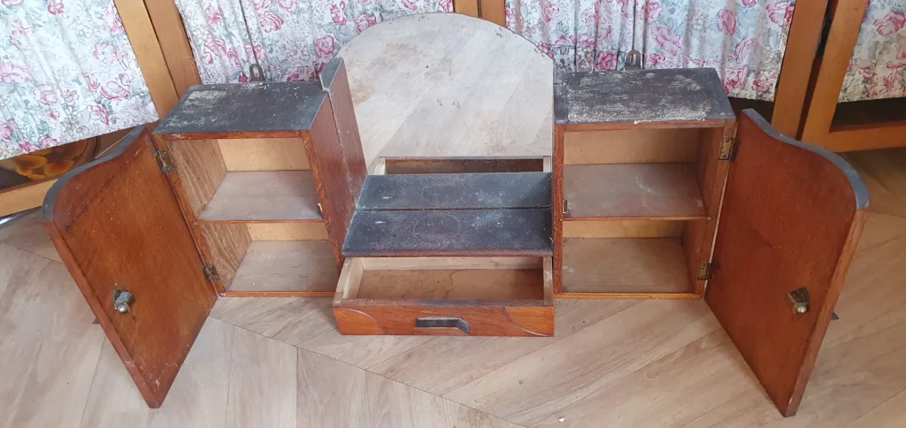 Armoire de toilette art déco à relooker selon vos envies. Peut être peinte ou laissée au naturel, juste décapée et vernis. C'est vous qui décidez!