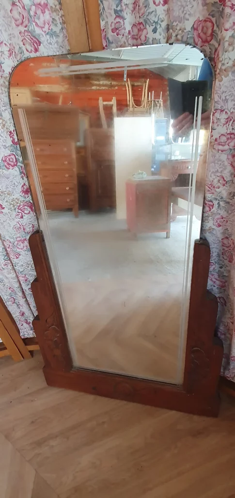 Miroir à poser art déco à relooker selon vos envies. Peut être peint ou laissé au naturel, juste décapé et vernis. C'est vous qui décidez!