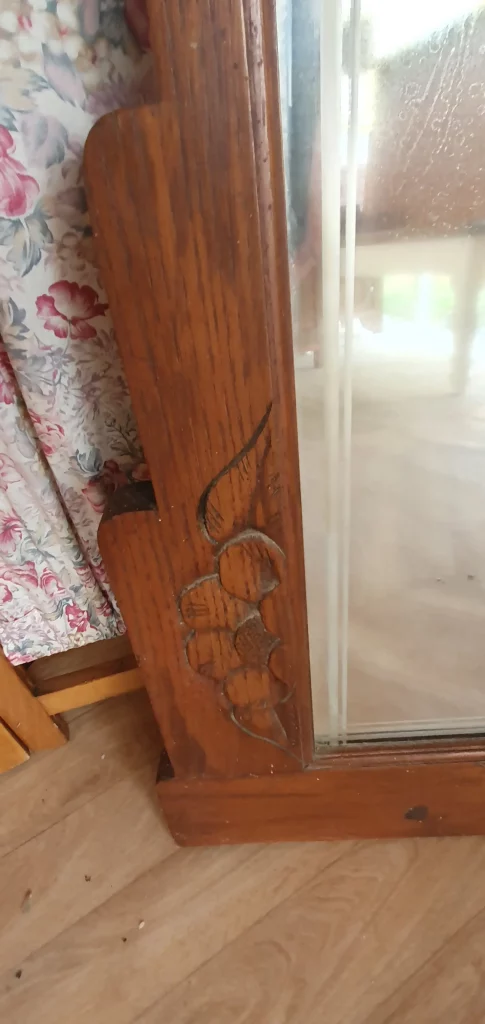 Miroir à poser art déco à relooker selon vos envies. Peut être peint ou laissé au naturel, juste décapé et vernis. C'est vous qui décidez!