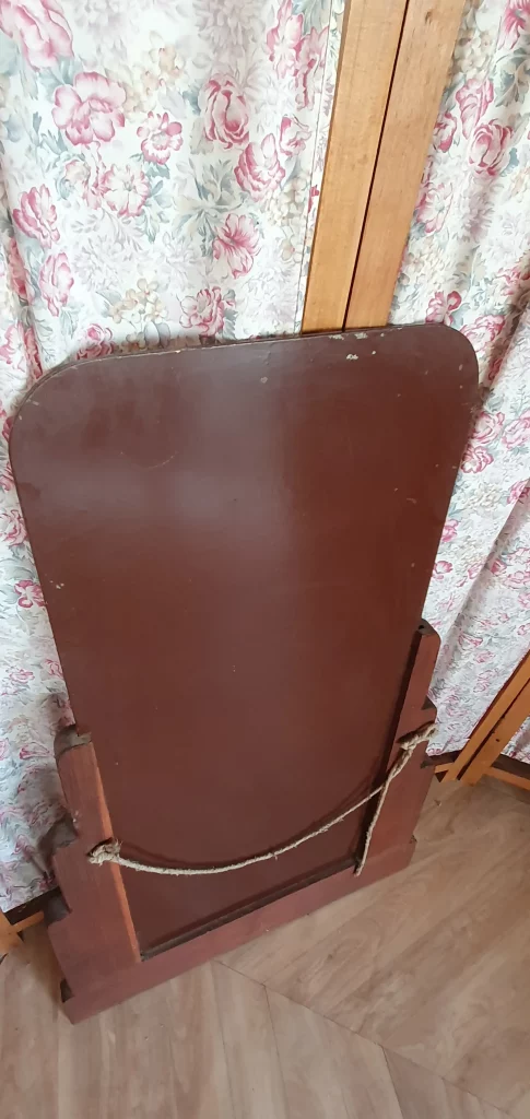 Miroir à poser art déco à relooker selon vos envies. Peut être peint ou laissé au naturel, juste décapé et vernis. C'est vous qui décidez!