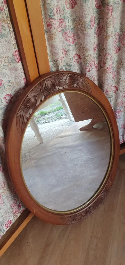 Miroir ovale art déco à relooker selon vos envies. Peut être peint ou laissé au naturel, juste décapé et vernis. C'est vous qui décidez!