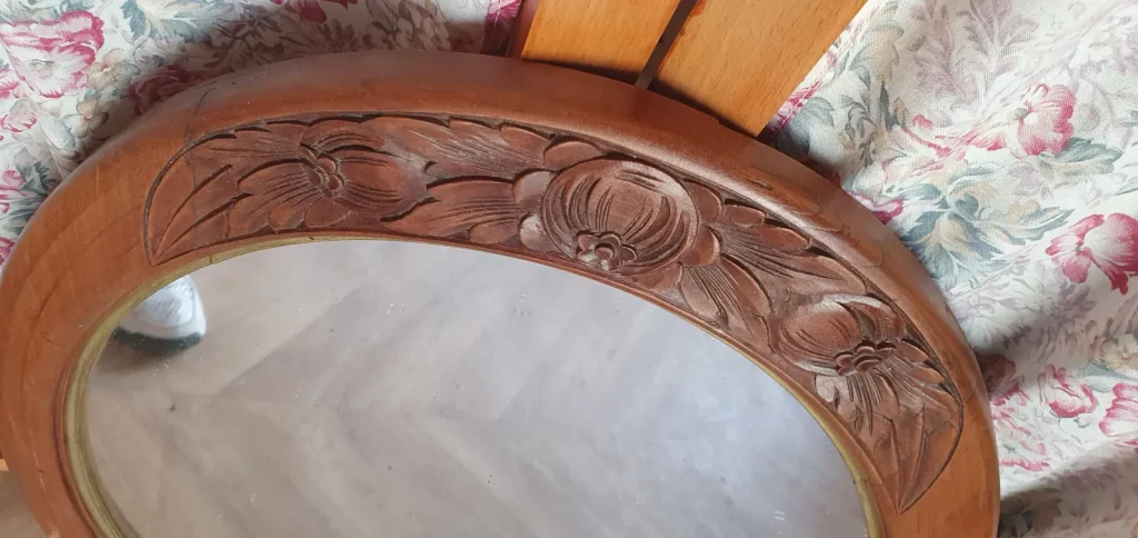 Miroir ovale art déco à relooker selon vos envies. Peut être peint ou laissé au naturel, juste décapé et vernis. C'est vous qui décidez!