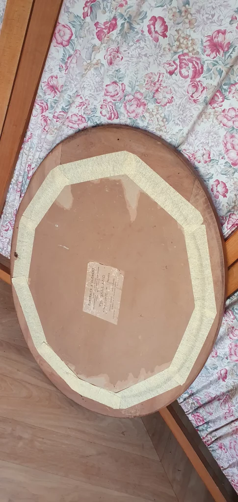 Miroir ovale art déco à relooker selon vos envies. Peut être peint ou laissé au naturel, juste décapé et vernis. C'est vous qui décidez!