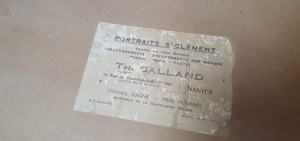 Miroir ovale art déco à relooker selon vos envies. Peut être peint ou laissé au naturel, juste décapé et vernis. C'est vous qui décidez!