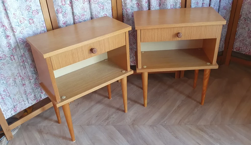 Paire de 2 chevets scandinaves plaqués chêne blond, pieds compas à relooker selon vos envies. Peuvent être peints ou laissés au naturel. C'est vous qui décidez!