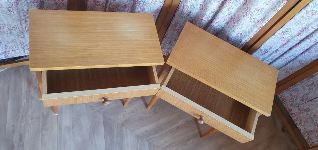 Paire de 2 chevets scandinaves plaqués chêne blond à relooker selon vos envies. Peuvent être peints, ou laissés au naturel. C'est vous qui décidez!