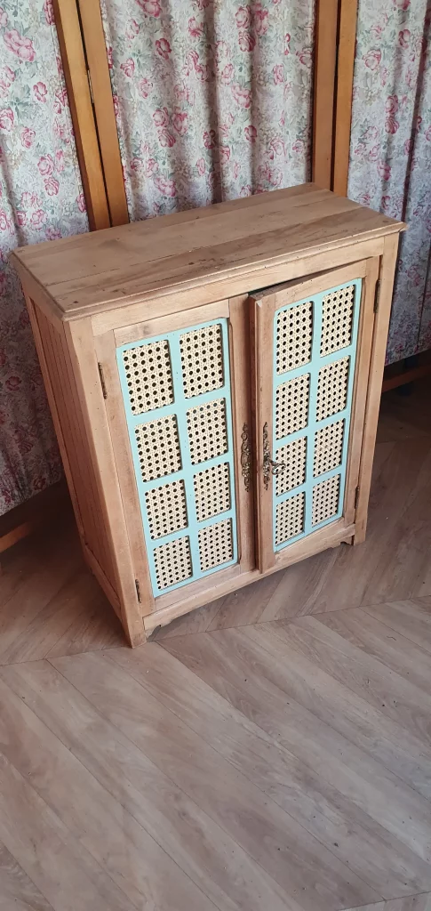 petit meuble relooké. A été repeint à l'intérieur avec une couleur verte naturelle et du cannage posé dans les portes. Protégé avec un vernis mat incolore.