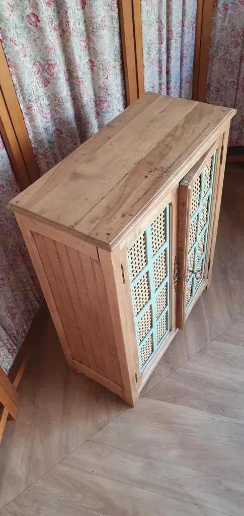 petit meuble relooké. A été repeint à l'intérieur avec une couleur verte naturelle et du cannage posé dans les portes. Protégé avec un vernis mat incolore.