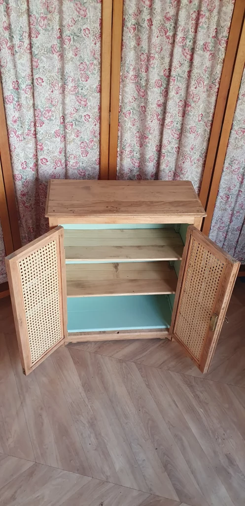 petit meuble relooké. A été repeint à l'intérieur avec une couleur verte naturelle et du cannage posé dans les portes. Protégé avec un vernis mat incolore.