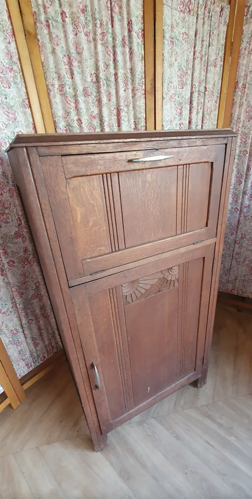 petit secrétaire art déco à relooker. Peut être peint, ou laissé au naturel avec juste une teinture ou un vernis. C'est vous qui décidez!