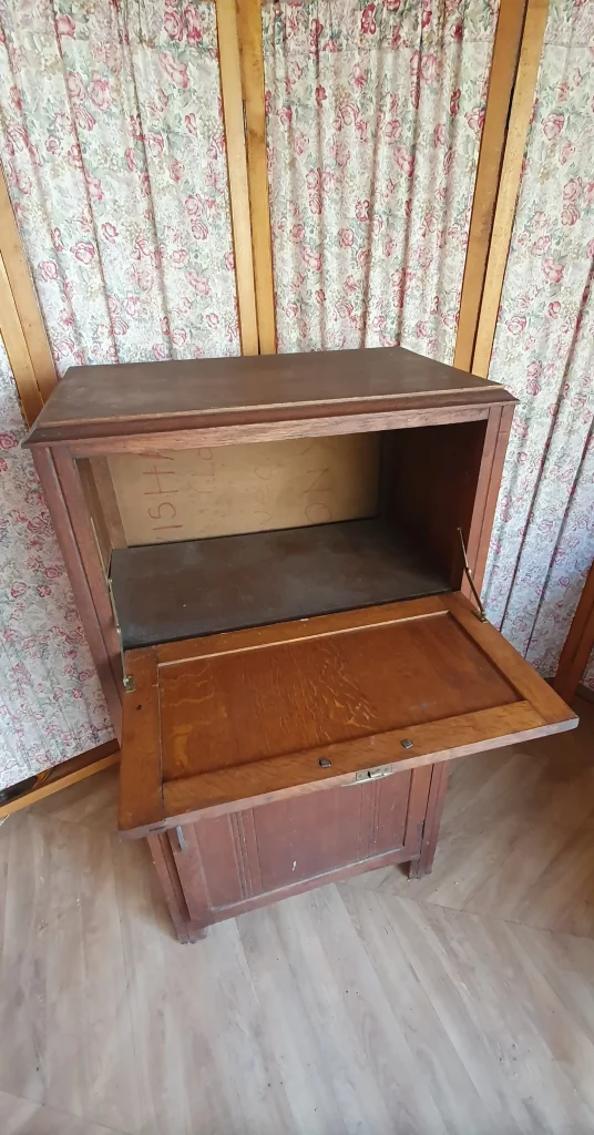 petit secrétaire art déco à relooker. Peut être peint, ou laissé au naturel avec juste une teinture ou un vernis. C'est vous qui décidez!