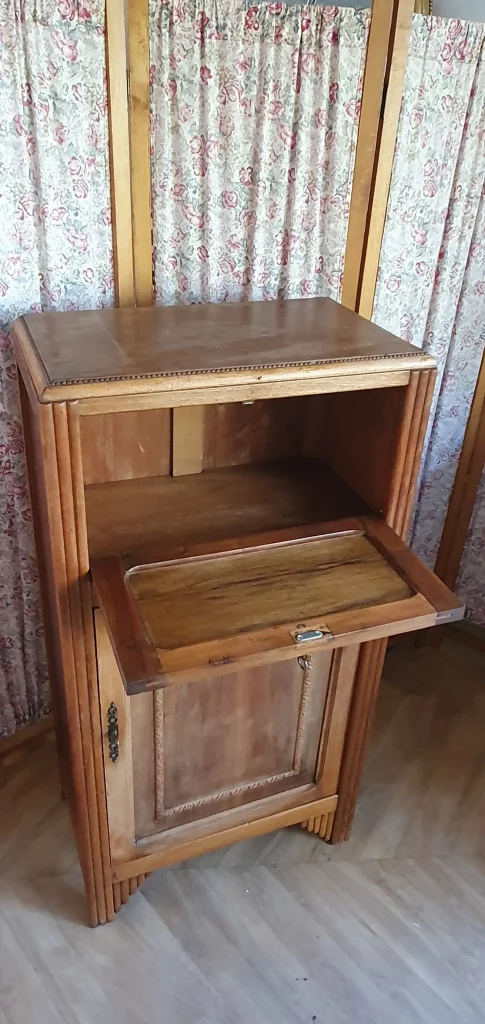 petit secrétaire art déco à relooker. Peut être peint, ou laissé au naturel avec juste une teinture ou un vernis. C'est vous qui décidez!