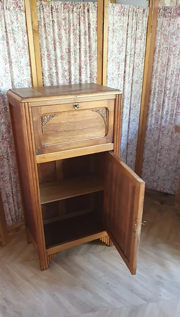 petit secrétaire art déco à relooker. Peut être peint, ou laissé au naturel avec juste une teinture ou un vernis. C'est vous qui décidez!