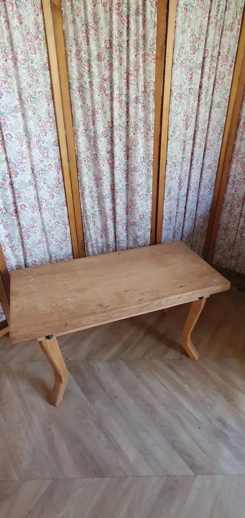 table basse en chêne à relooker selon vos envies. peut être peinte, ou laissée au naturel avec juste une teinture ou un vernis. C'est vous qui décidez!