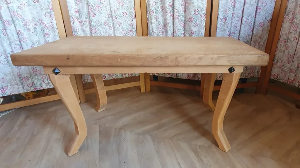 table basse en chêne à relooker selon vos envies. peut être peinte, ou laissée au naturel avec juste une teinture ou un vernis. C'est vous qui décidez!