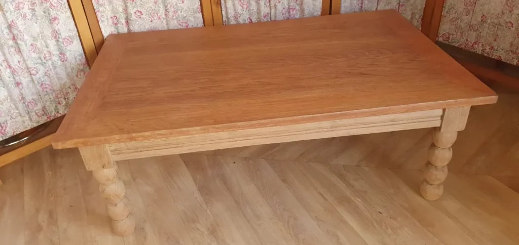 table basse pieds perlés à relooker selon vos envies. peut être peinte, ou laissée au naturel avec juste une teinture ou un vernis. C'est vous qui décidez!