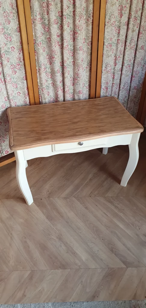 table basse avec un tiroir relookée. Patine du plateau refaite et piétement peint dans une couleur naturelle en lin. Protégée avec un vernis mat incolore.