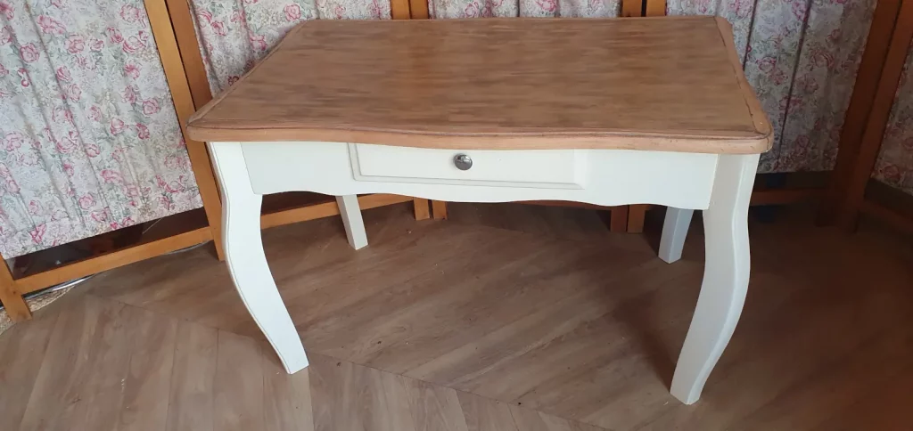 table basse avec un tiroir relookée. Patine du plateau refaite et piétement peint dans une couleur naturelle en lin. Protégée avec un vernis mat incolore.